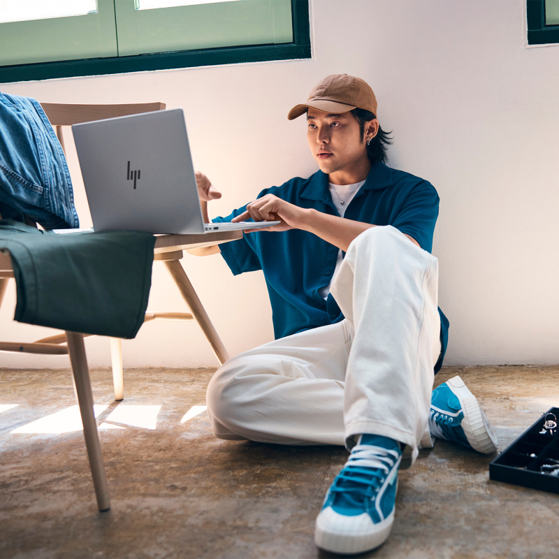 HP Pavilion Plus 14-ew1006nf Intel Core Ultra 7 155H Ordinateur portable 35,6 cm (14") 3K 32 Go LPDDR5x-SDRAM 512 Go SSD Wi-Fi 6E (802.11ax) Windows 11 Home AI PC Argent