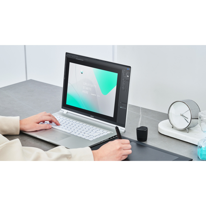 GIGABYTE AERO 16 OLED BSF Creator & Gaming Laptop - 16,0 pouces, 60Hz UHD+, i7-13700H, RTX 4070 GPU, 16GB DDR5 4800MHz, 1TB Gen4 SSD, Win 11 Home, Garantie 2 ans, AERO 16 OLED BSF-73FR994SO