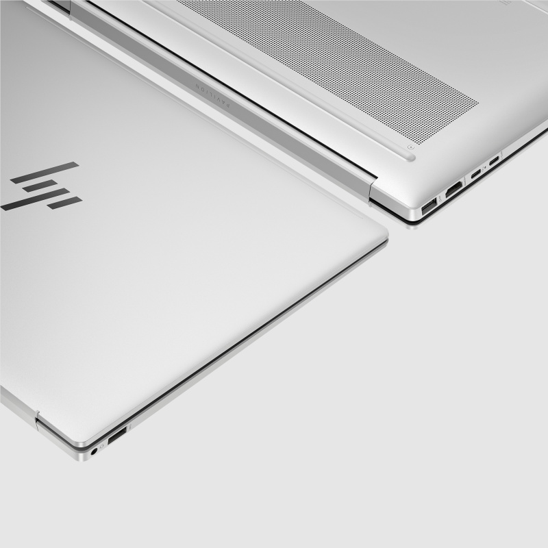 HP Pavilion Plus 14-ew1006nf Intel Core Ultra 7 155H Ordinateur portable 35,6 cm (14") 3K 32 Go LPDDR5x-SDRAM 512 Go SSD Wi-Fi 6E (802.11ax) Windows 11 Home AI PC Argent